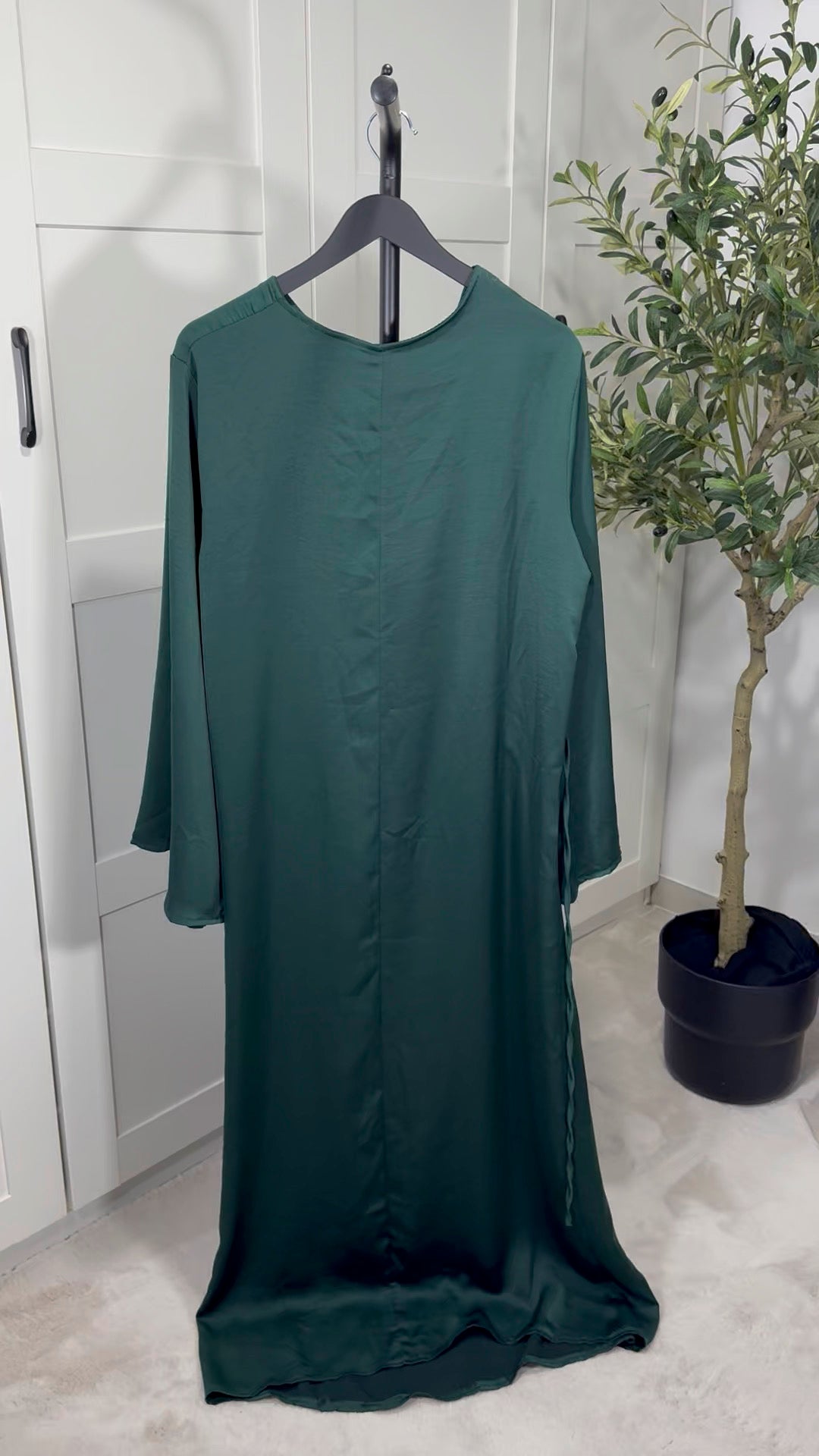 Robe longue ANNA satinée plissée sur le côté manches longues évasées I Vert sapin