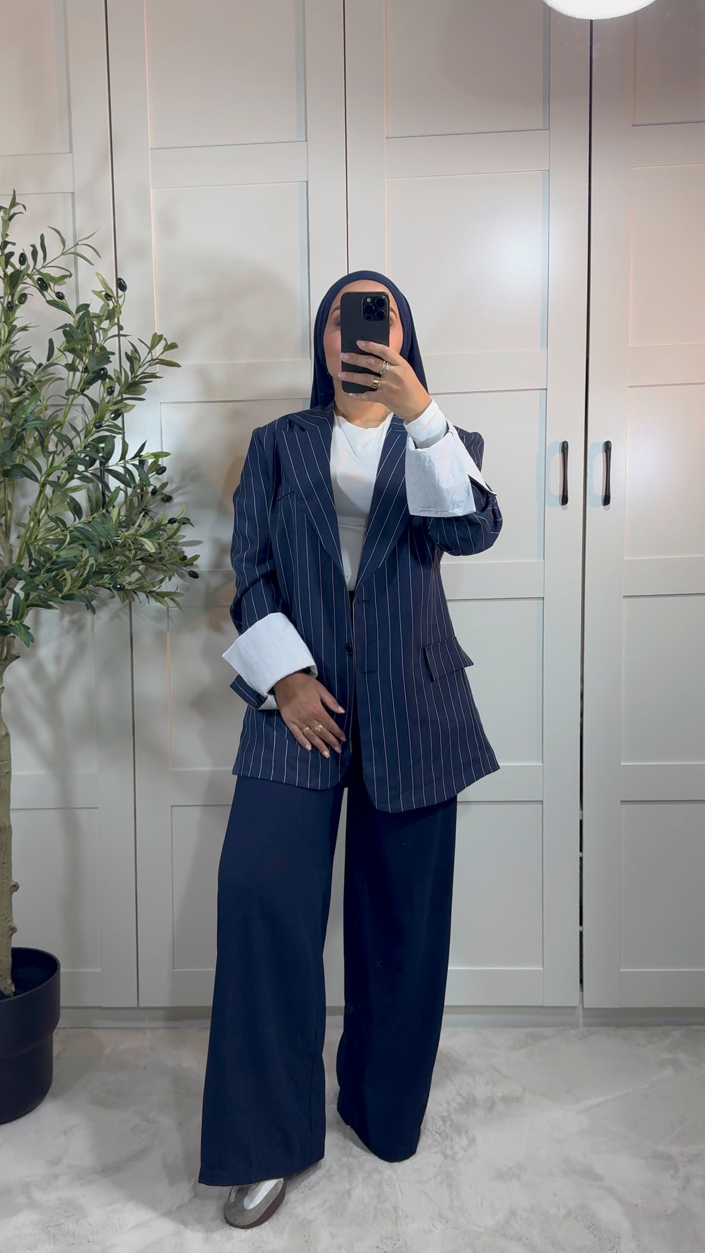 Blazer bleu marine rayé blanc oversize avec revers sur les manches