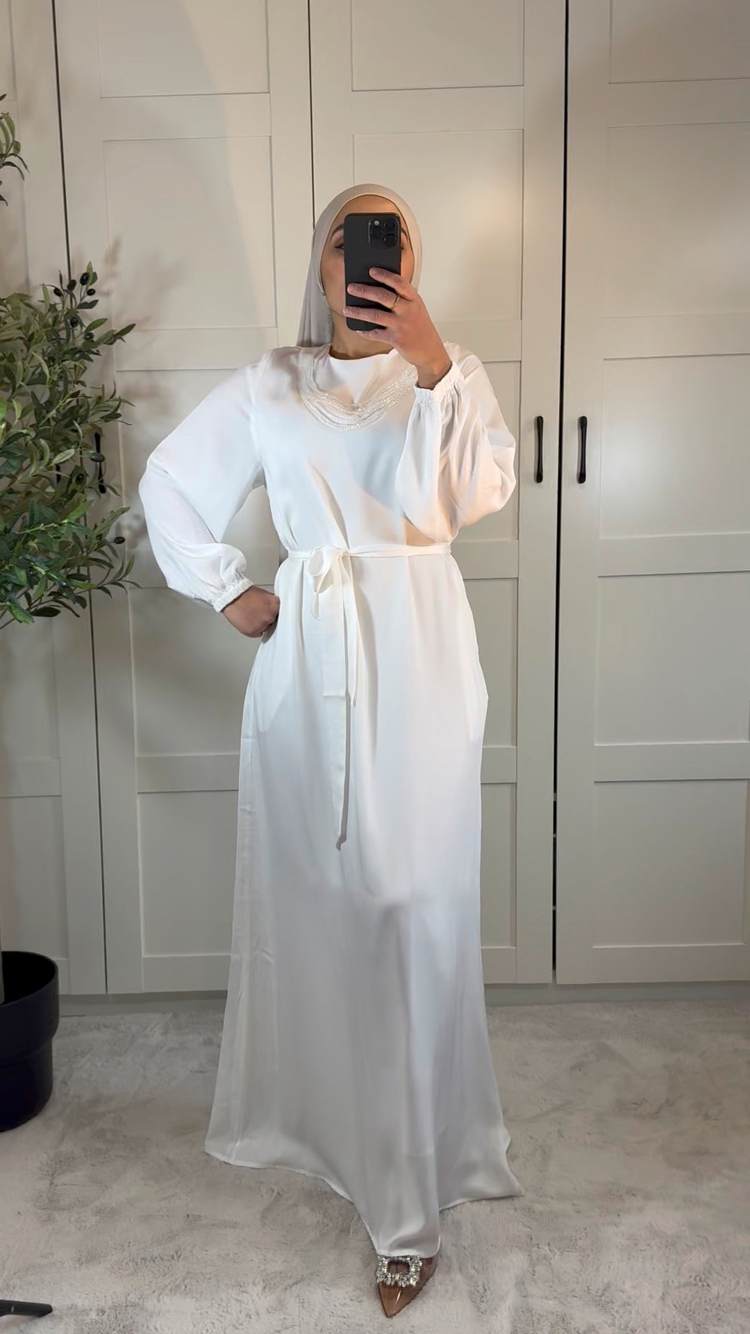 Abaya ANEYA satinée avec collier perlé et ceinture I Blanche