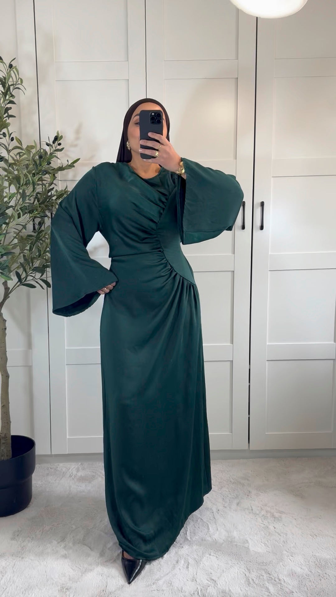 Robe longue ANNA satinée plissée sur le côté manches longues évasées I Vert sapin