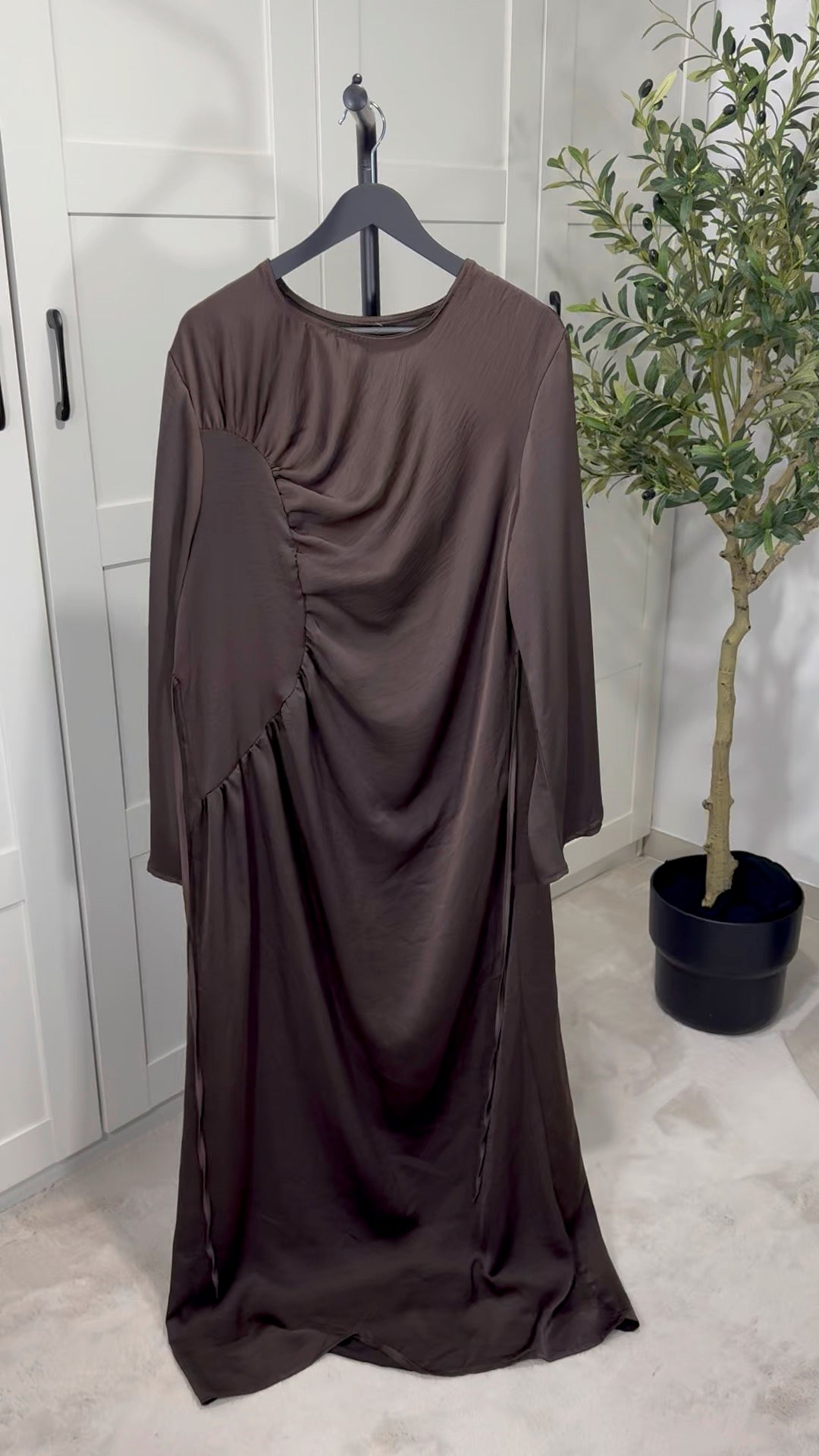 Robe longue ANNA satinée plissée sur le côté manches longues évasées I Marron