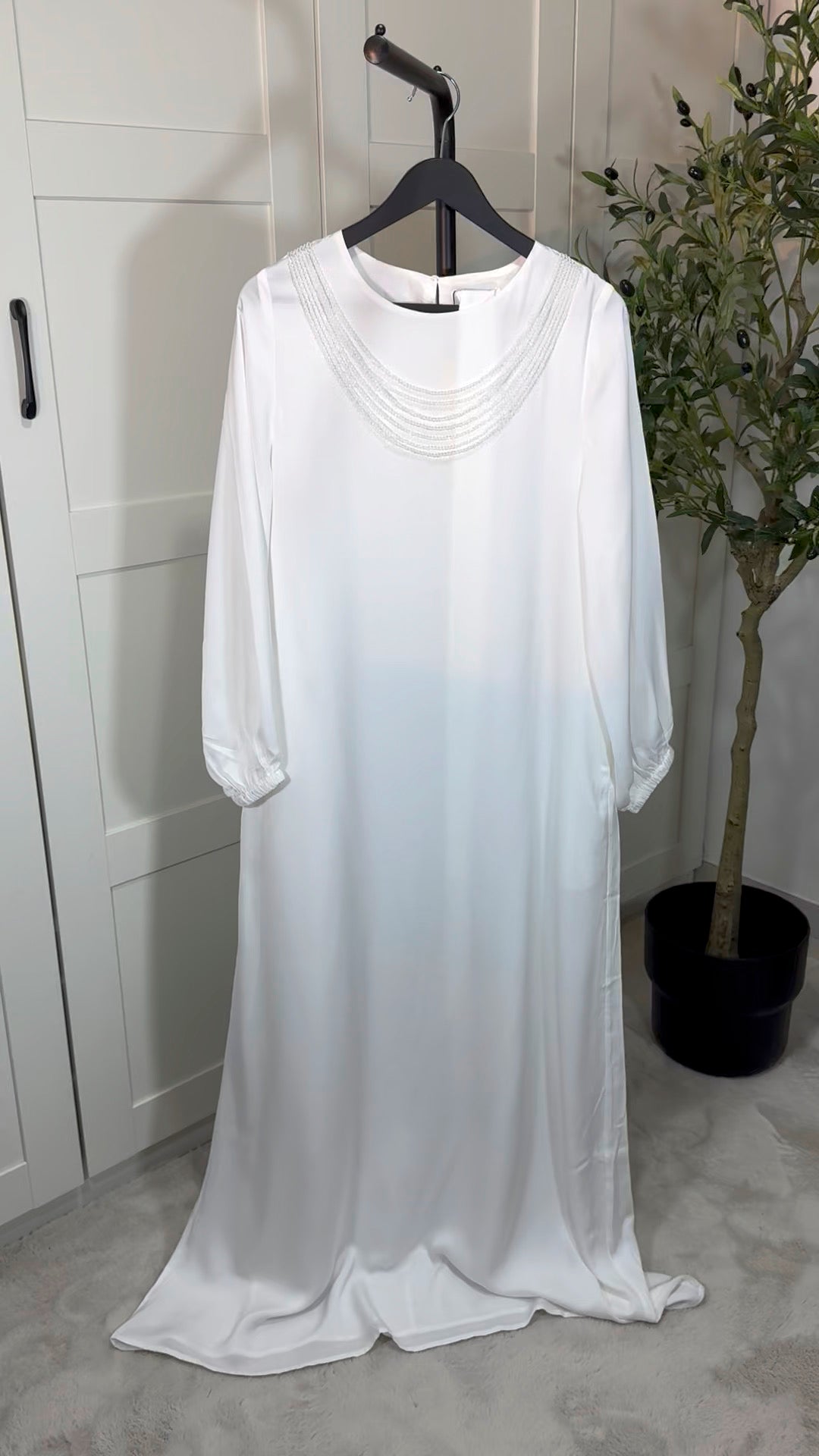 Abaya ANEYA satinée avec collier perlé et ceinture I Blanche