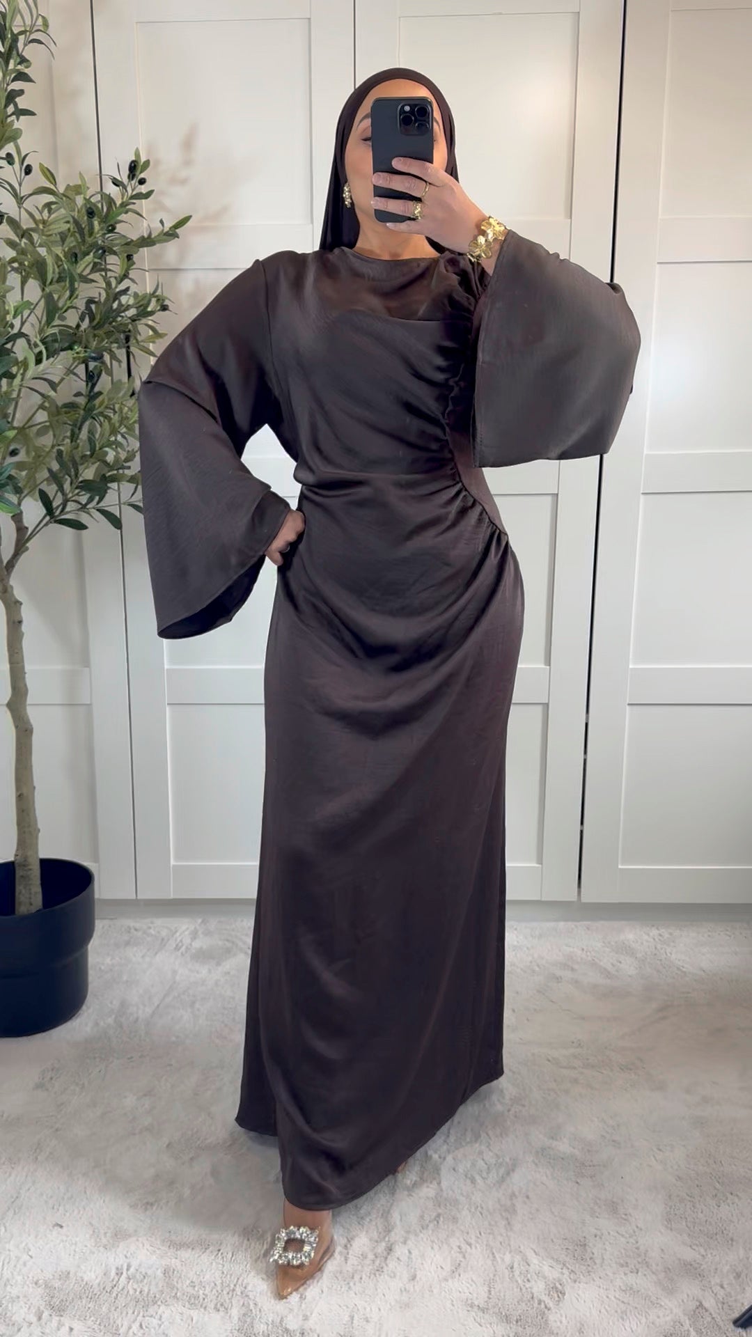 Robe longue ANNA satinée plissée sur le côté manches longues évasées I Marron