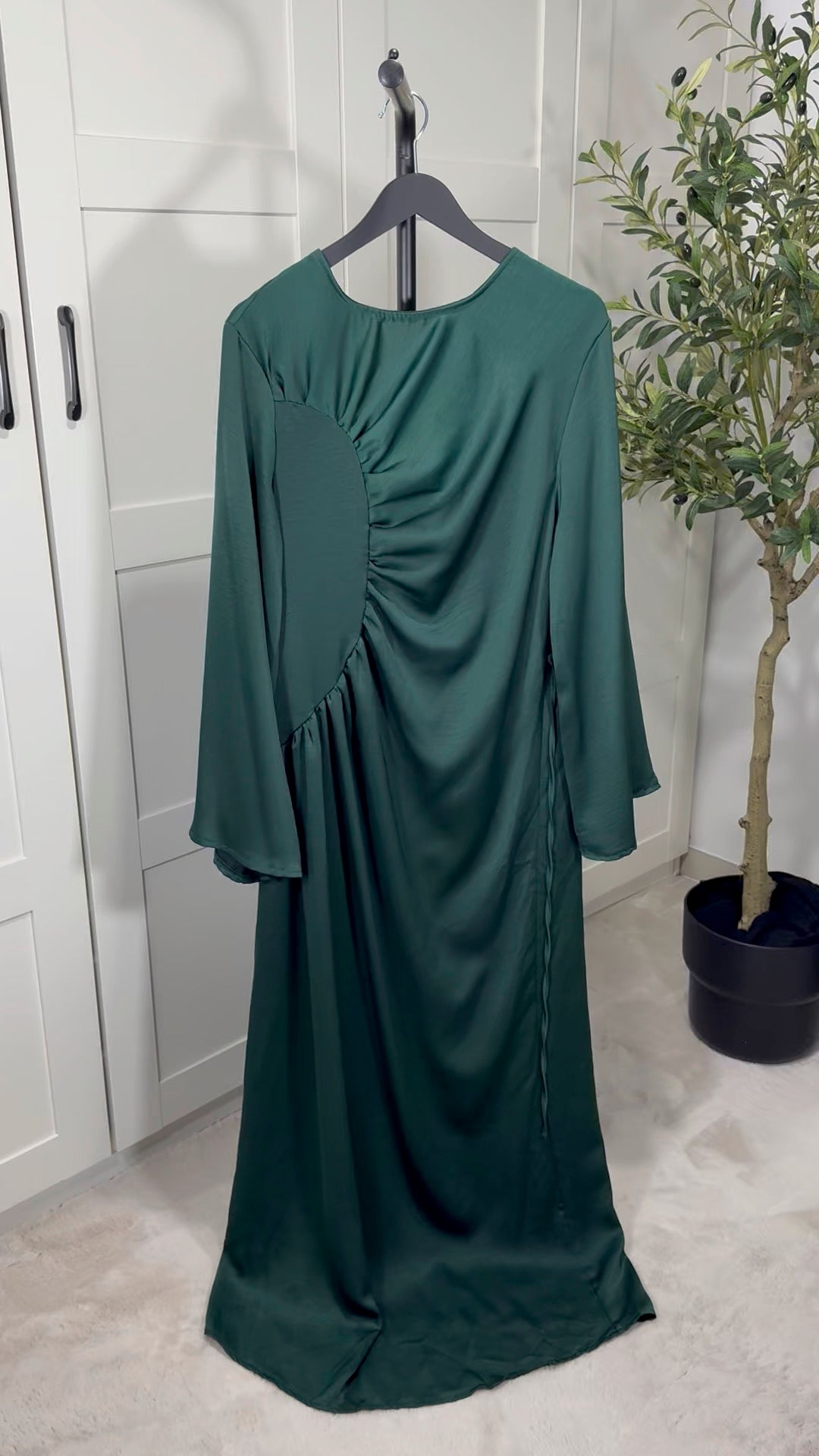 Robe longue ANNA satinée plissée sur le côté manches longues évasées I Vert sapin