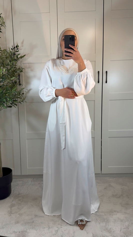 Abaya ANEYA satinée avec collier perlé et ceinture I Blanche