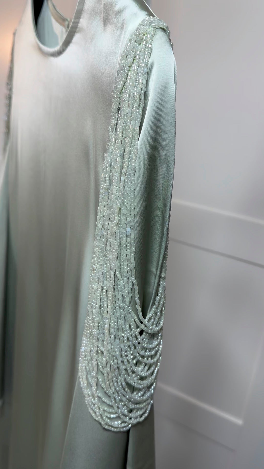 Abaya ASILA satinée avec perles sur les épaules I Vert d'eau