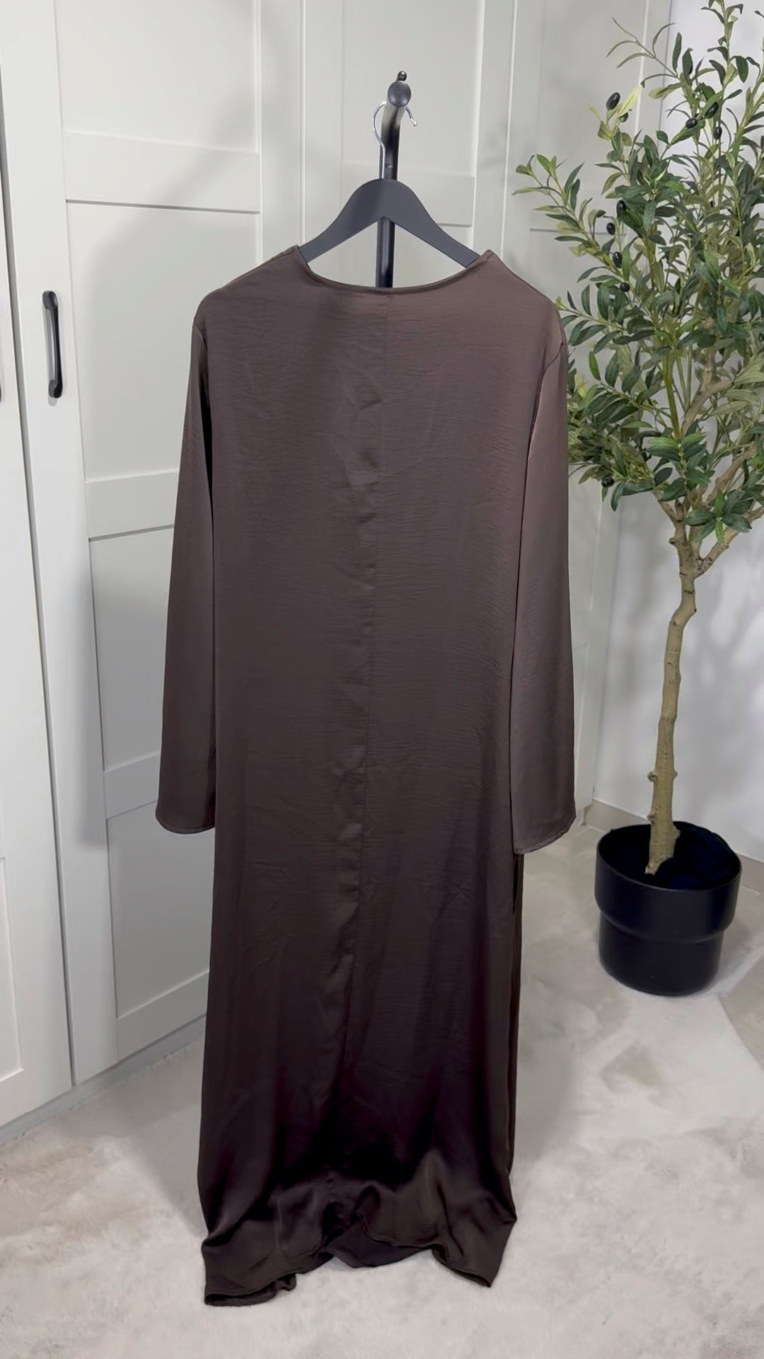 Robe longue ANNA satinée plissée sur le côté manches longues évasées I Marron