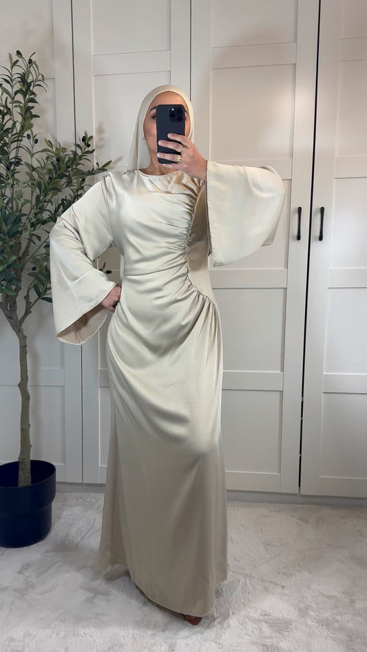 Robe longue ANNA satinée plissée sur le côté manches longues évasées I Beige crème