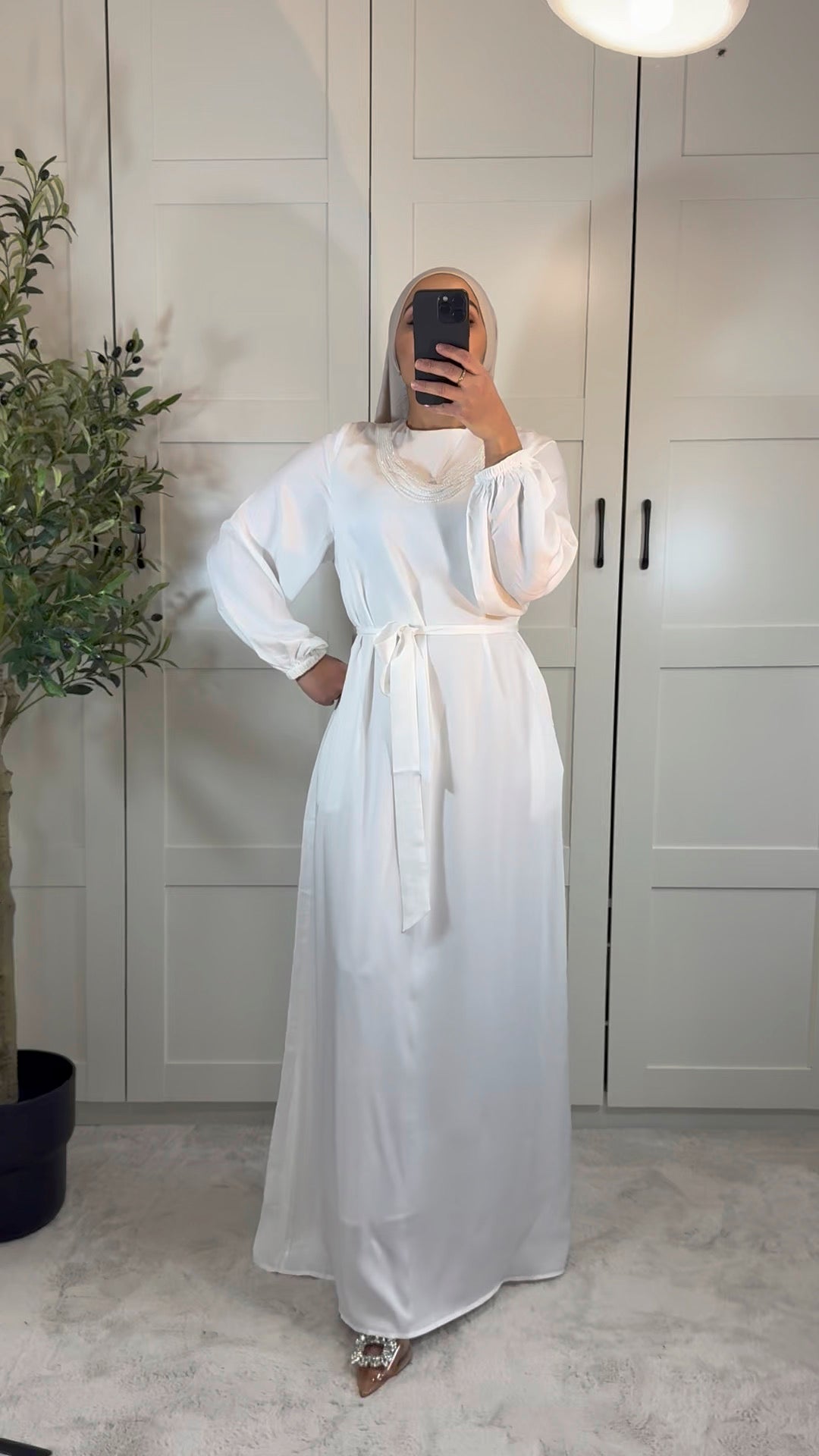 Abaya ANEYA satinée avec collier perlé et ceinture I Blanche