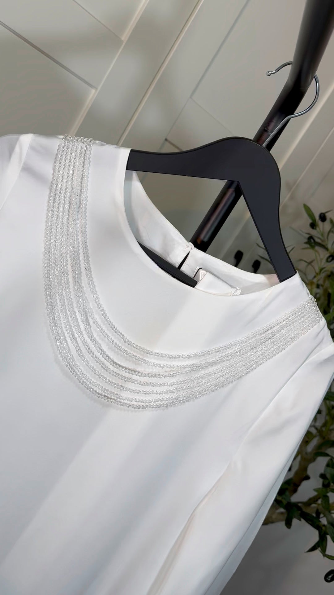 Abaya ANEYA satinée avec collier perlé et ceinture I Blanche